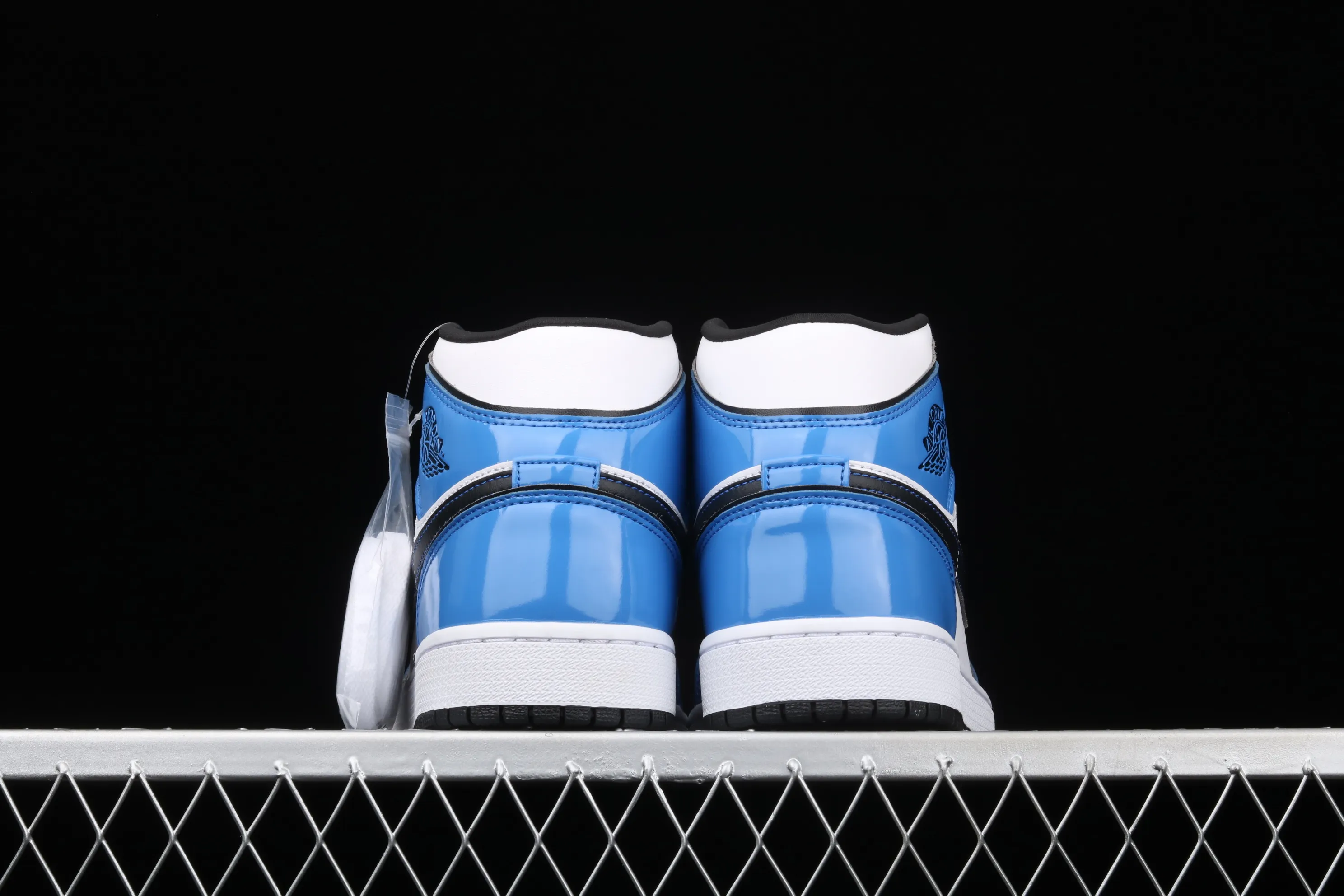 All categories Air Jordan Jordan series basketball shoes Air Jordan 1 Mid Air Jordan 1 Mid AJ1 Joe 1 patent leather white and blue Zhongbang basketball shoes DD6834-402